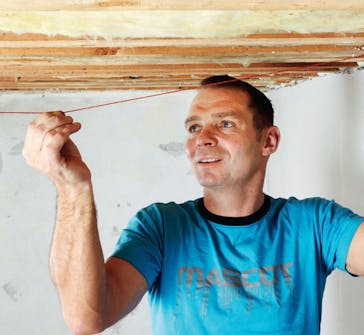 Opsætning af gipsloft: Med kridtsnor slår du en streg på forskallingen Opsætning af gipsloft: Med kridtsnor slår du en streg på forskallingen